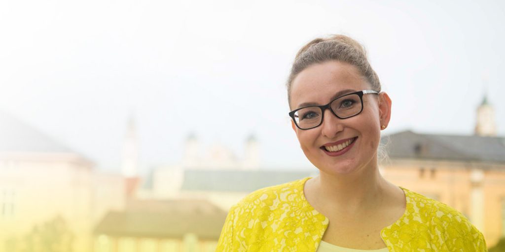 Kerstin Thiel vor der Kulisse Augsburgs